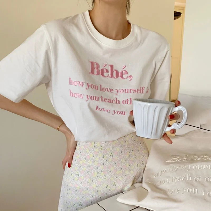 

Корейская шикарная Весенняя новая французская футболка с коротким рукавом и Вышивкой Букв универсальный топ с Красной сеткой женская мода