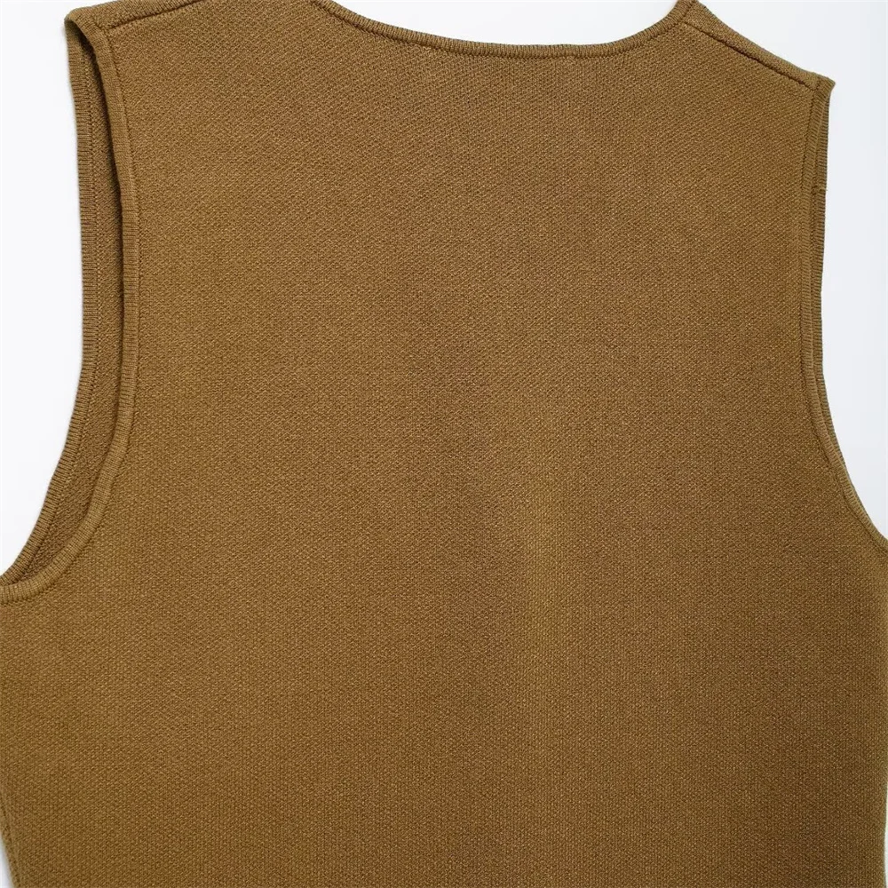 Женский трикотажный топ без рукавов с нашивкой