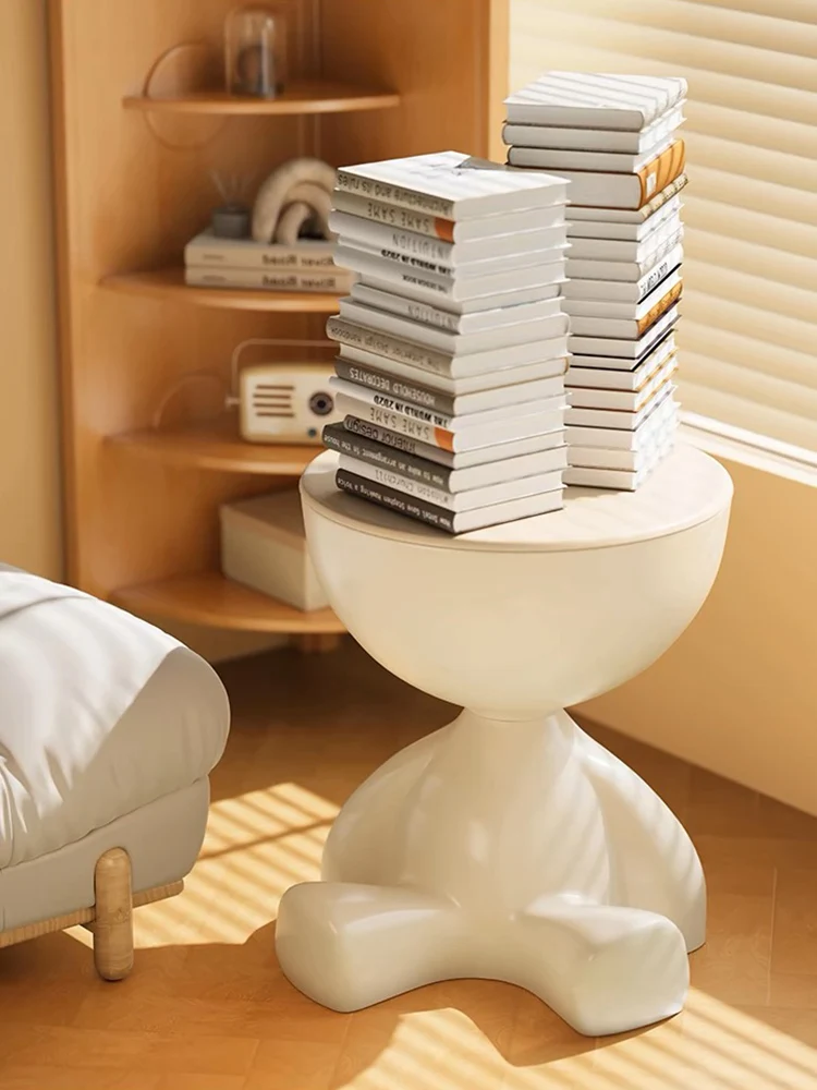 Кремовый столик в скандинавском стиле