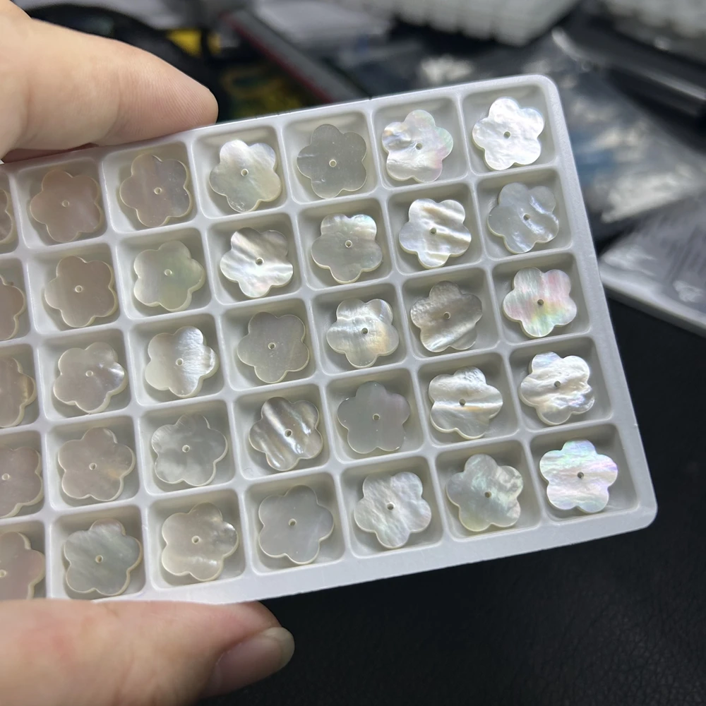 50 шт. 1 сумка 12X12x2 мм натуральный белый перламутр швабра плоские цветочные бусины
