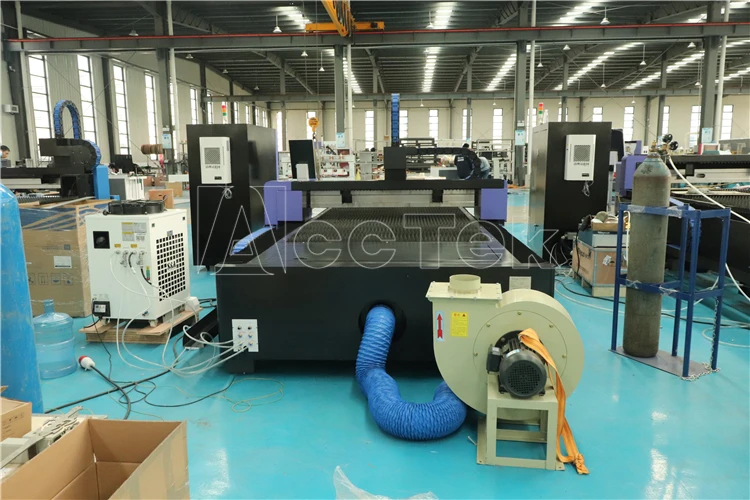 Фабричная поставка 1000 Вт 2000 3000 4 кВт Wuhan Raycus волоконно-лазерная резка AKJ1530F Cnc