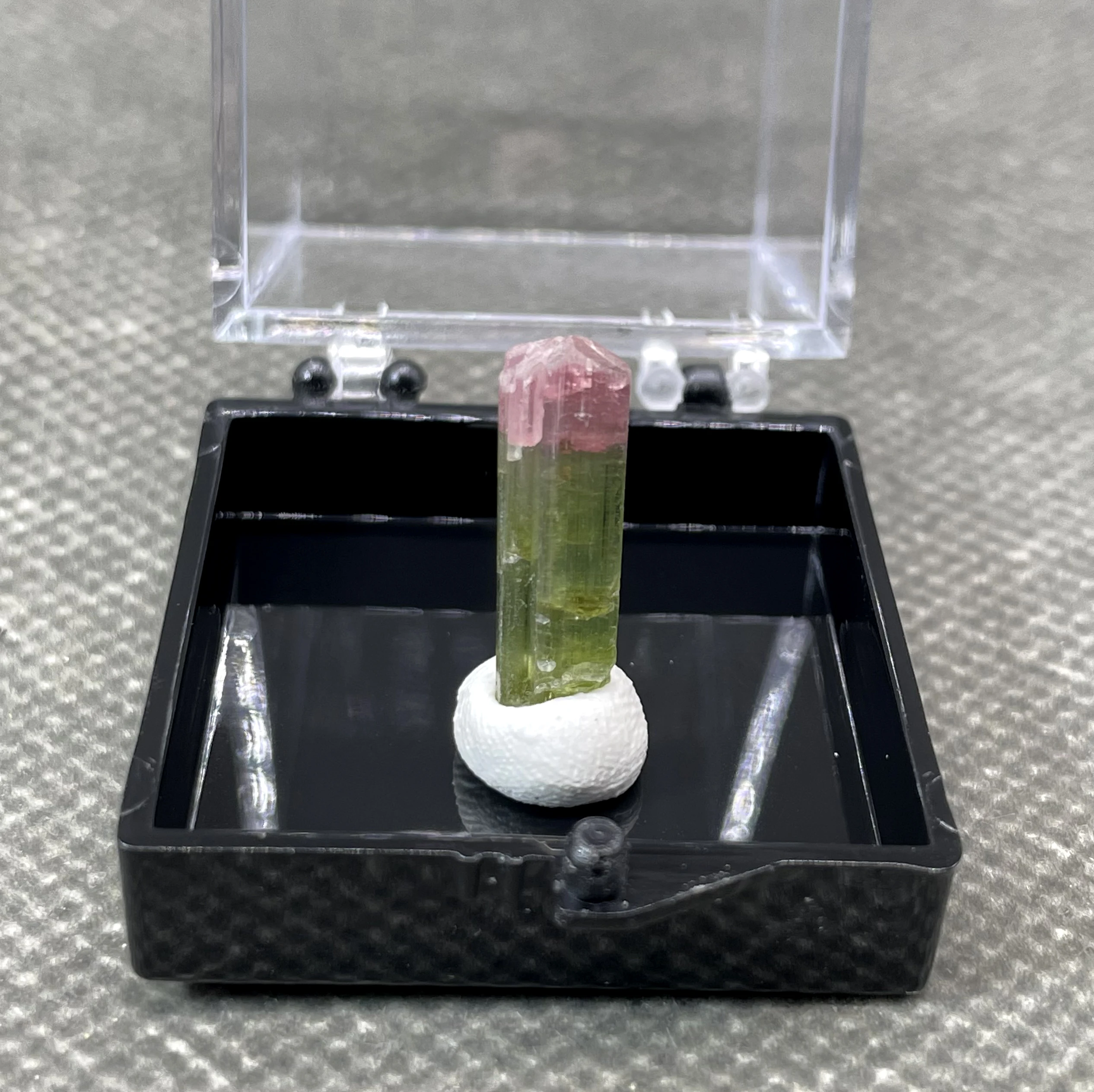 

Very rare! 100% Natural Afghanistan tourmaline mineral crystal specimens stones and crystals quartz crystals + box size 3.4 cm