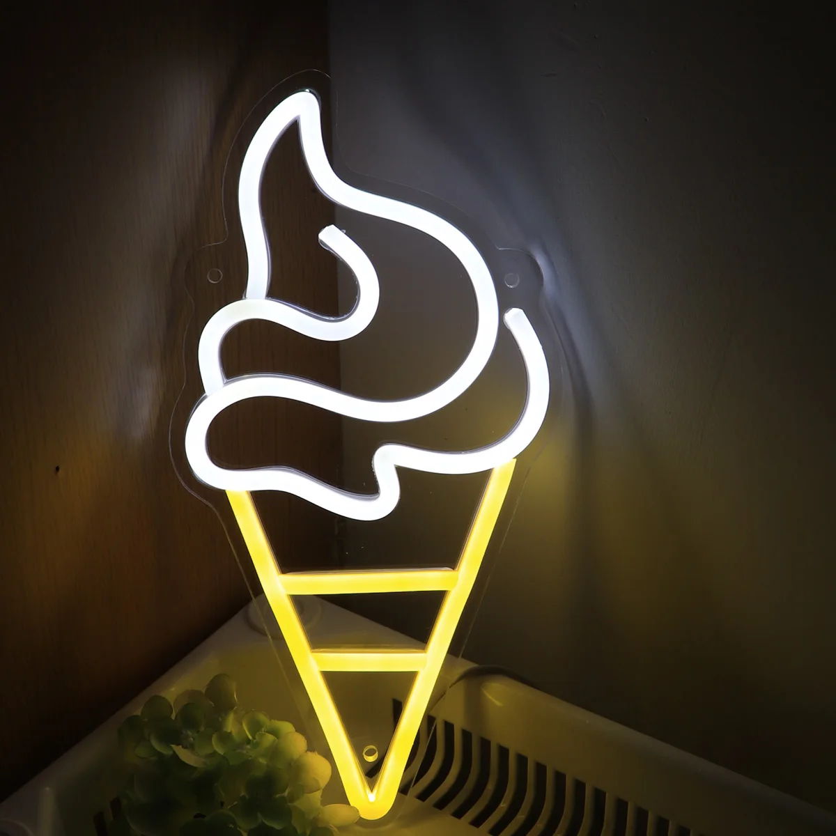 Рисунок 4 - настенная неоновая вывеска для мороженого