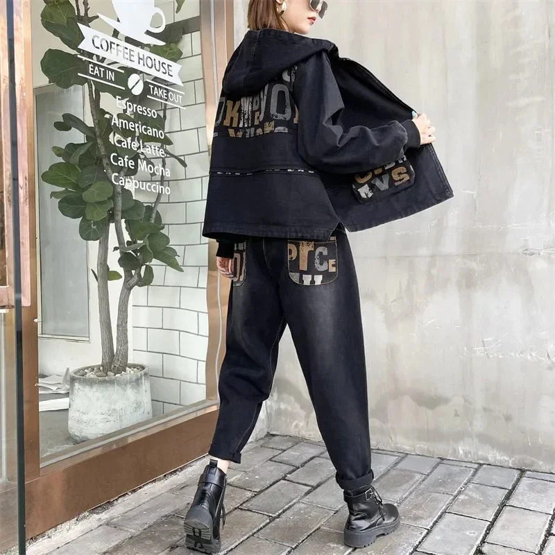 Комплект из двух предметов женский джинсовой куртки с принтом и джинсов