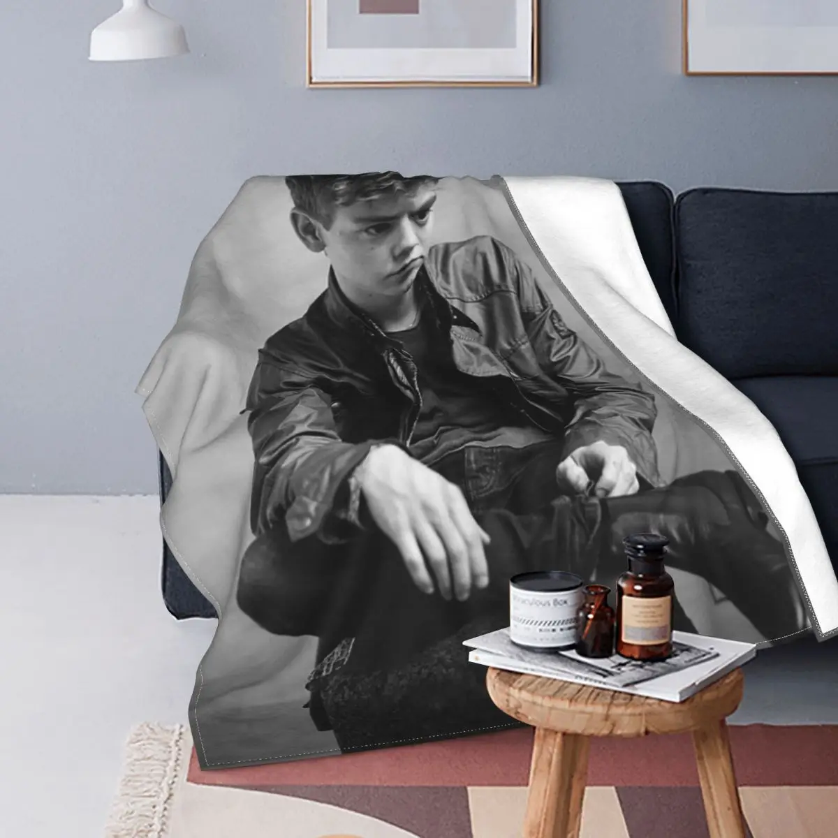 

Thomas Sangster Blanket Flannel Spring Autumn Actor The Queen's Gambit Portable Lightweight Thin Blanket for Bed Outdoors