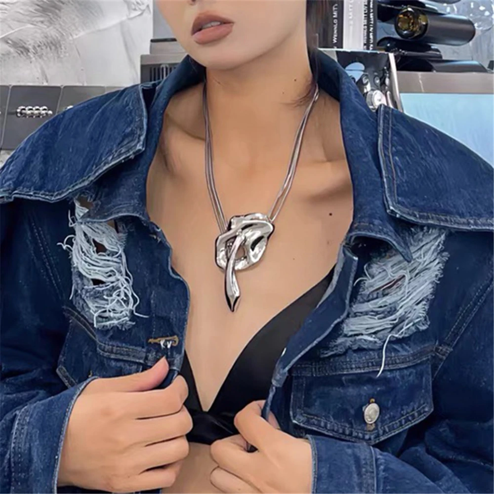 Массивное геометрическое металлическое ожерелье с пряжкой