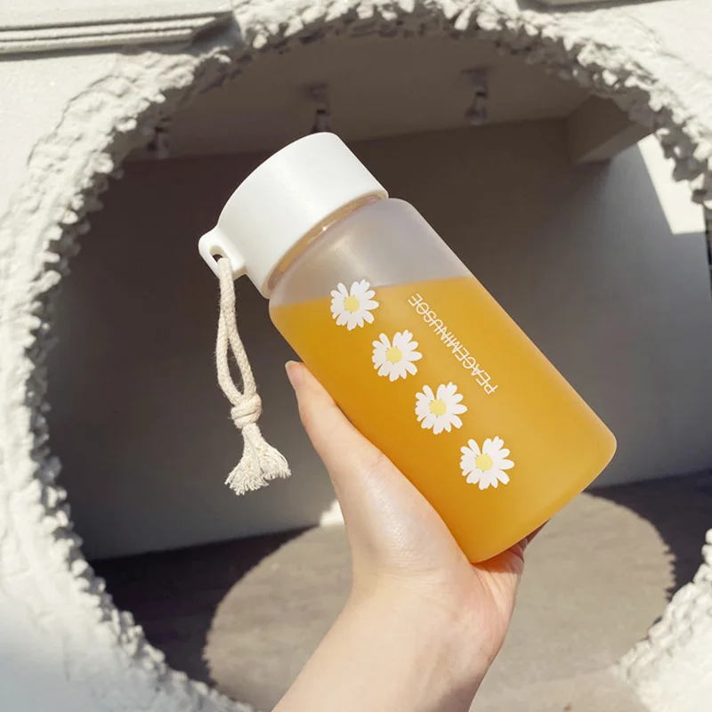 Маленькая прозрачная пластиковая бутылка для воды с маргаритками без бисфенола