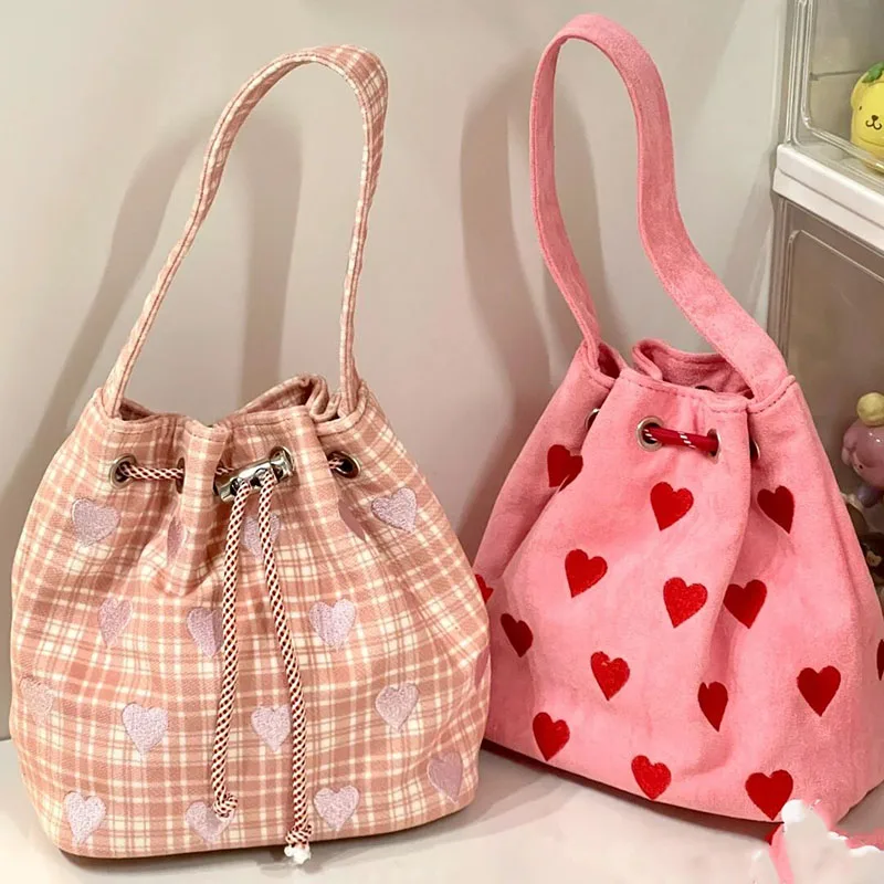 

Женская сумка на плечо с вышивкой в виде сердца