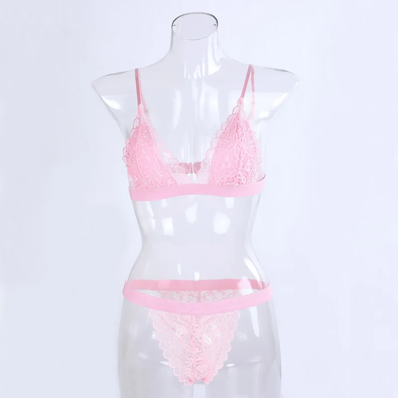 Комплект женского кружевного нижнего белья из бюстгальтера и трусиков