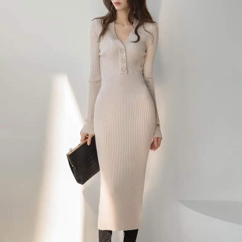 

Женское трикотажное платье с V-образным вырезом и длинными рукавами