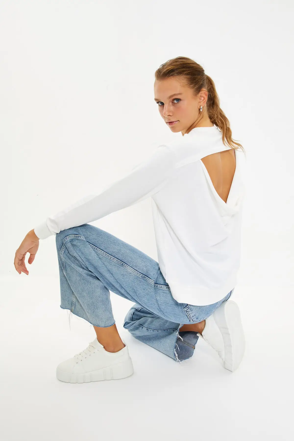 

Trendyol Back Low-Cut Embroidered Oversize Knitted Sweatshirt TWOAW22SW0425