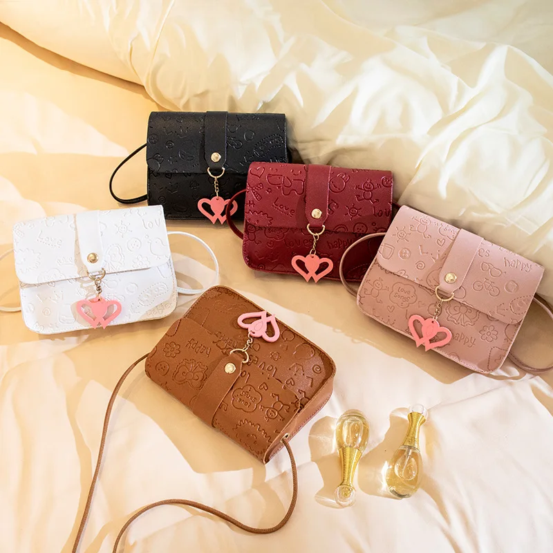 

Сумка через плечо на одно плечо, новинка 2022, женская маленькая квадратная сумка из тисненой искусственной кожи с маленьким кулоном в форме с...