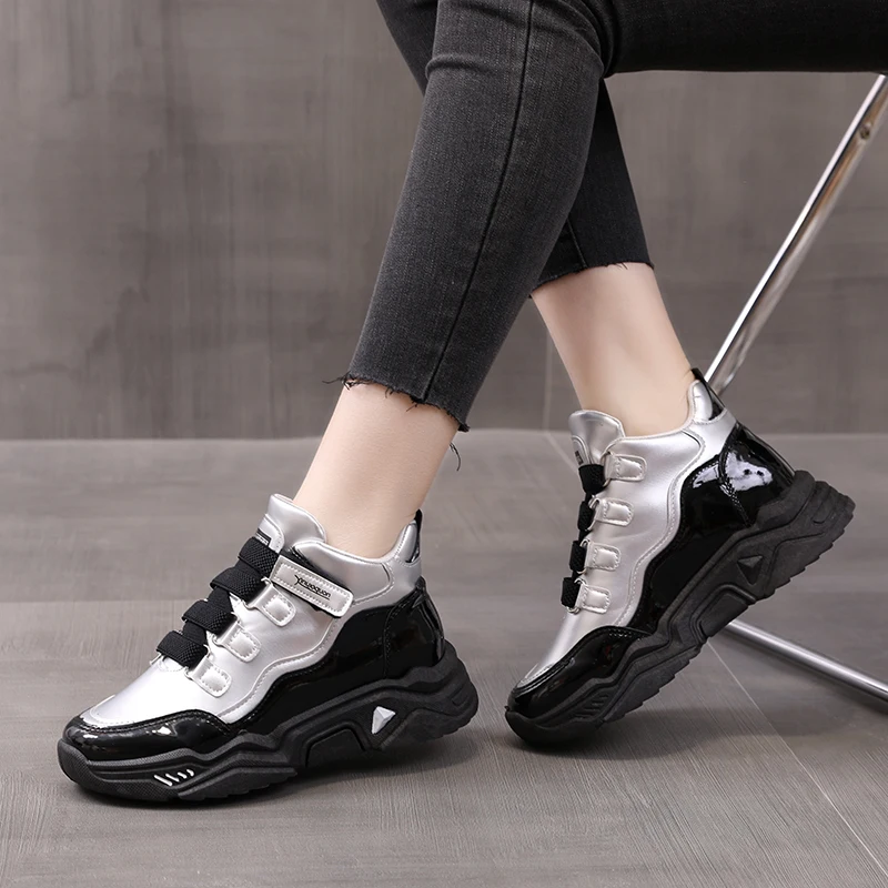 

Женские массивные кроссовки из лакированной кожи, серебристые повседневные туфли на плоской подошве со шнуровкой в стиле панк, осень 2022