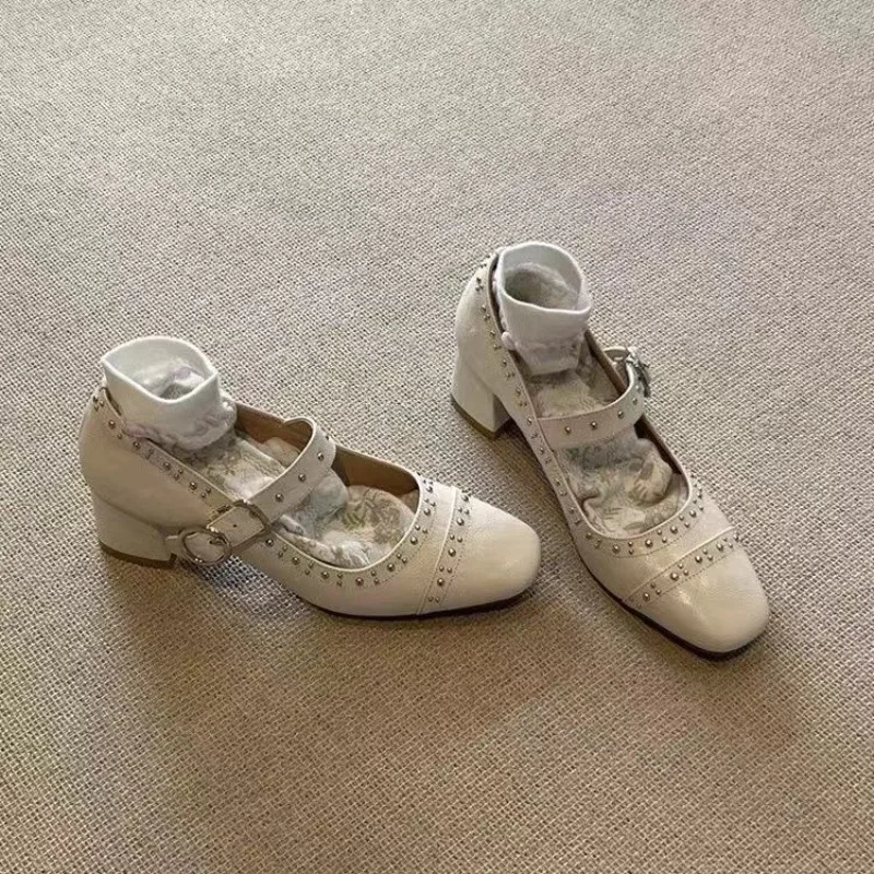 Новинка осени женские модные туфли с квадратным носком заклепками и