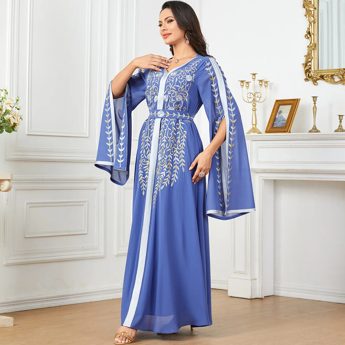 Женское платье-абая с вышивкой