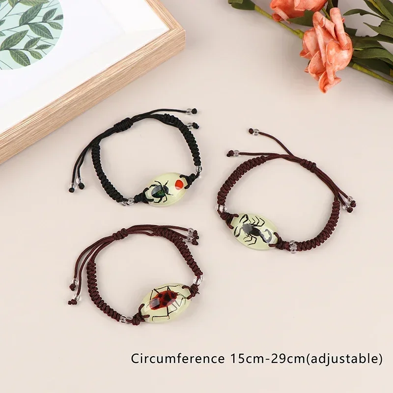 Браслет ручной работы в виде насекомых янтарного цвета