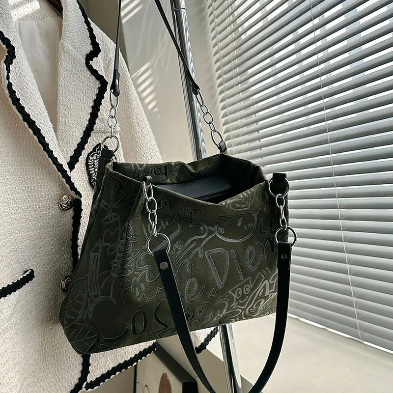 

Вместительная женская сумка на плечо в стиле граффити