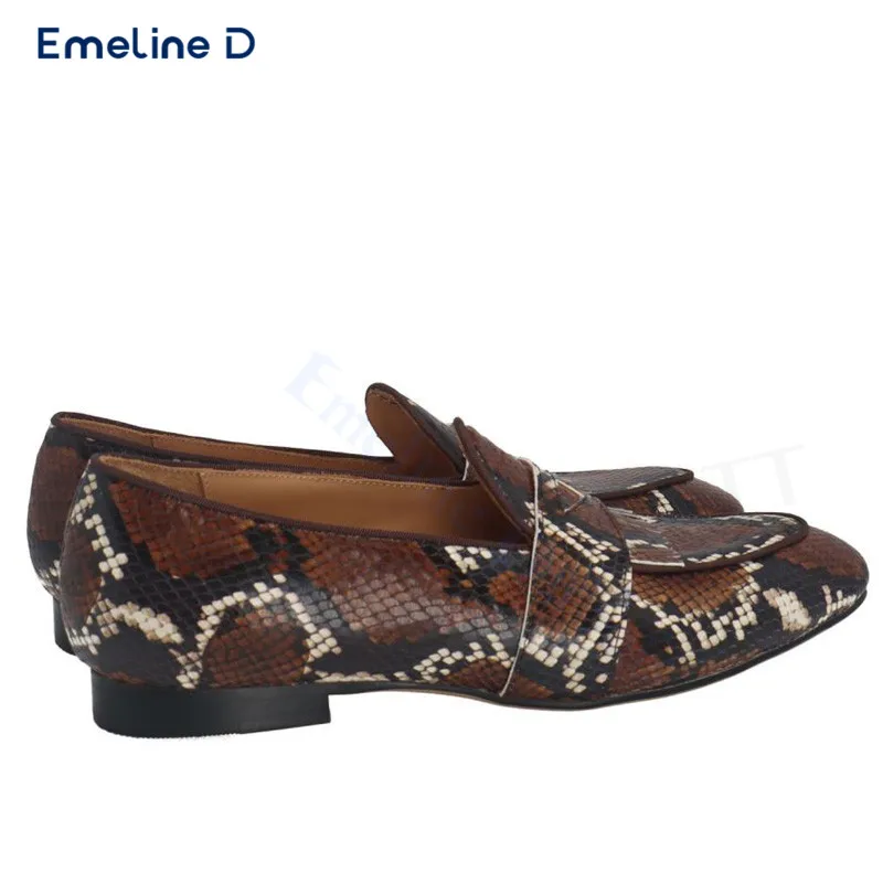 Темные лоферы со змеиным узором и кисточками простая кожаная повседневная обувь