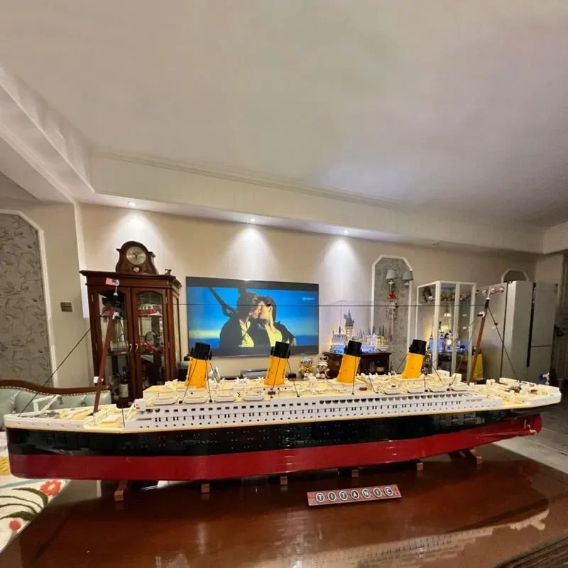 

В наличии 9090 шт. Titani совместимый с 10294 Титаник большой круизный лайнер корабль пароход Кирпичи Строительные блоки детские игрушки Сделай Сам подарки