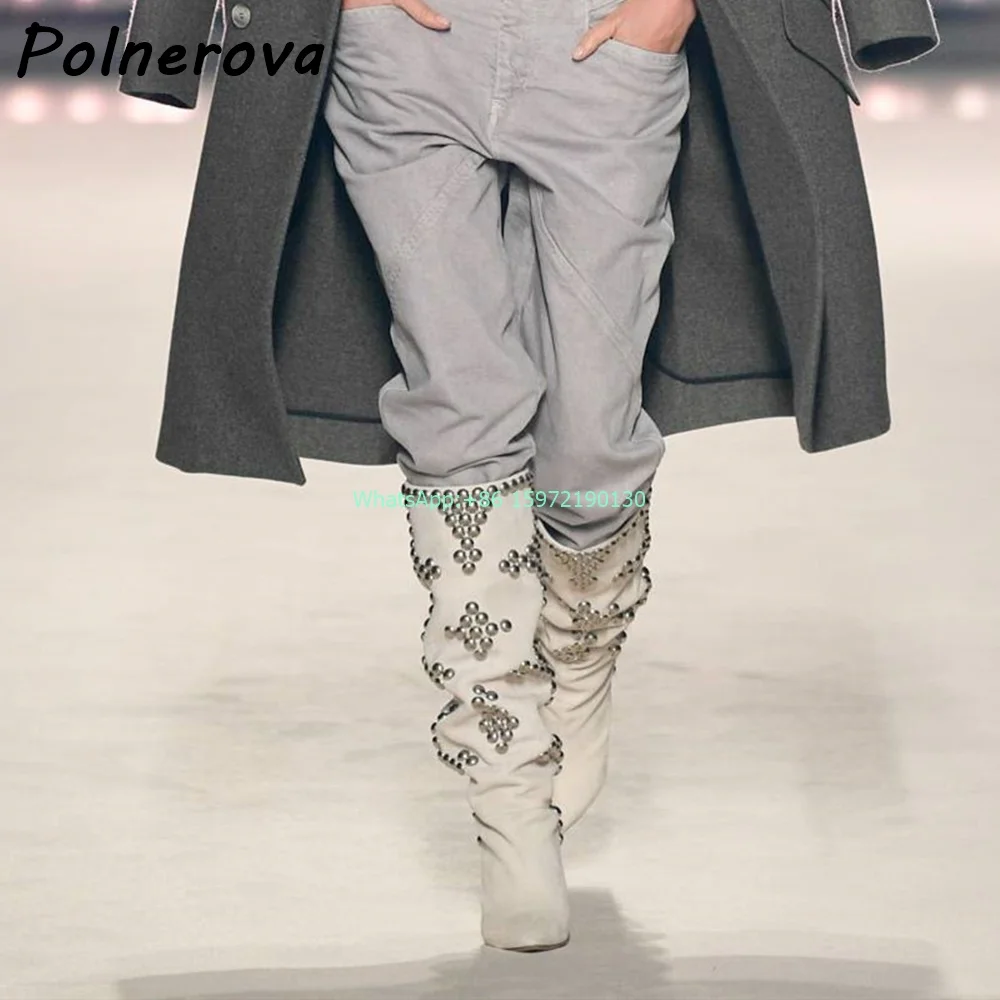 Женские сапоги с заклепками до колена острым носком на расширяющемся книзу