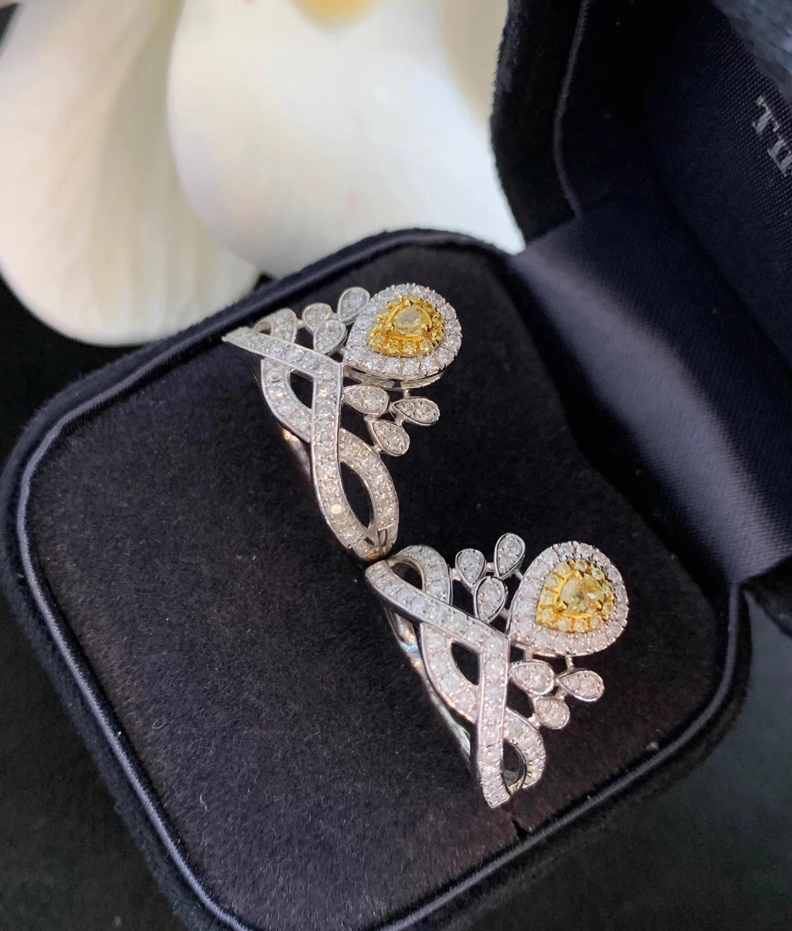 Кольцо женское из серебра 925 пробы с инкрустацией в виде короны 55 точек и желтыми