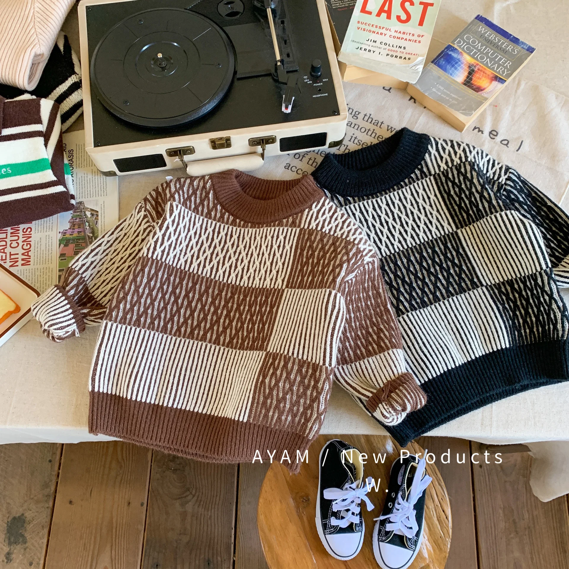 

Детский вязаный свитер в полоску, с круглым вырезом