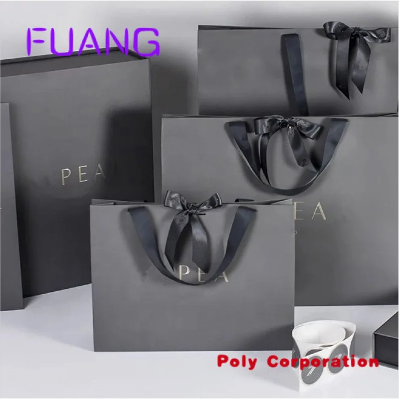 Custom Printed Logo Luxury sac en papier Matt Black Shopping Paper Gift Bags Packaging With Ribbon Handle