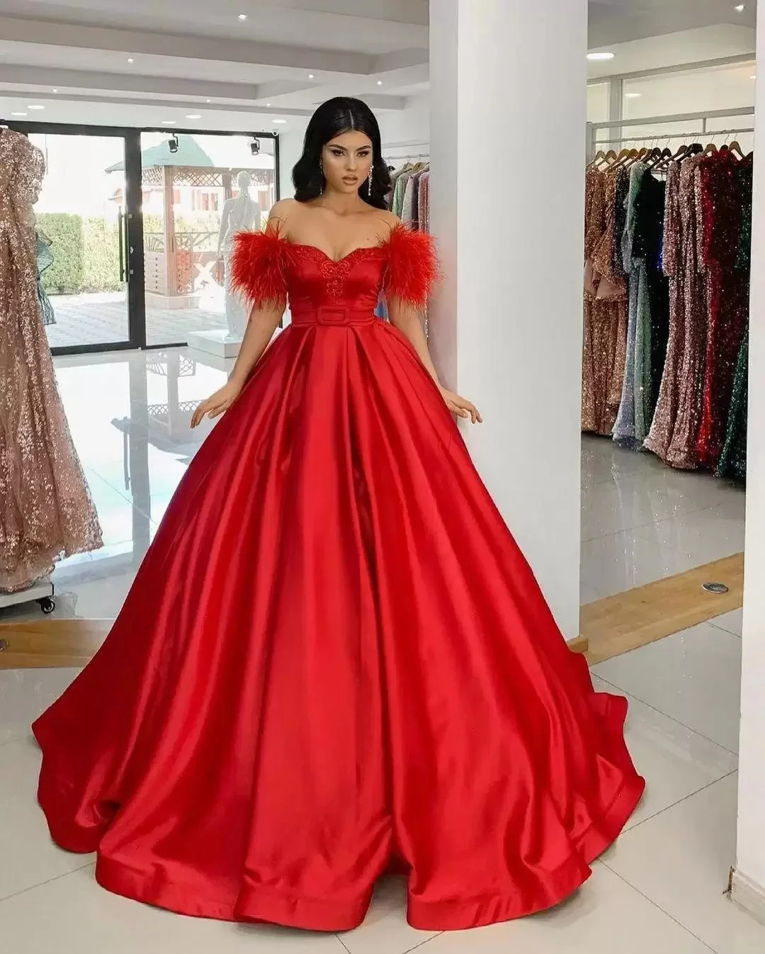 

Charming Red Prom Dresses 2022 Designer Satin Feather Gorgeous Formal Evening Gowns Sweetheart Neck Lace Up Back Party Outfits