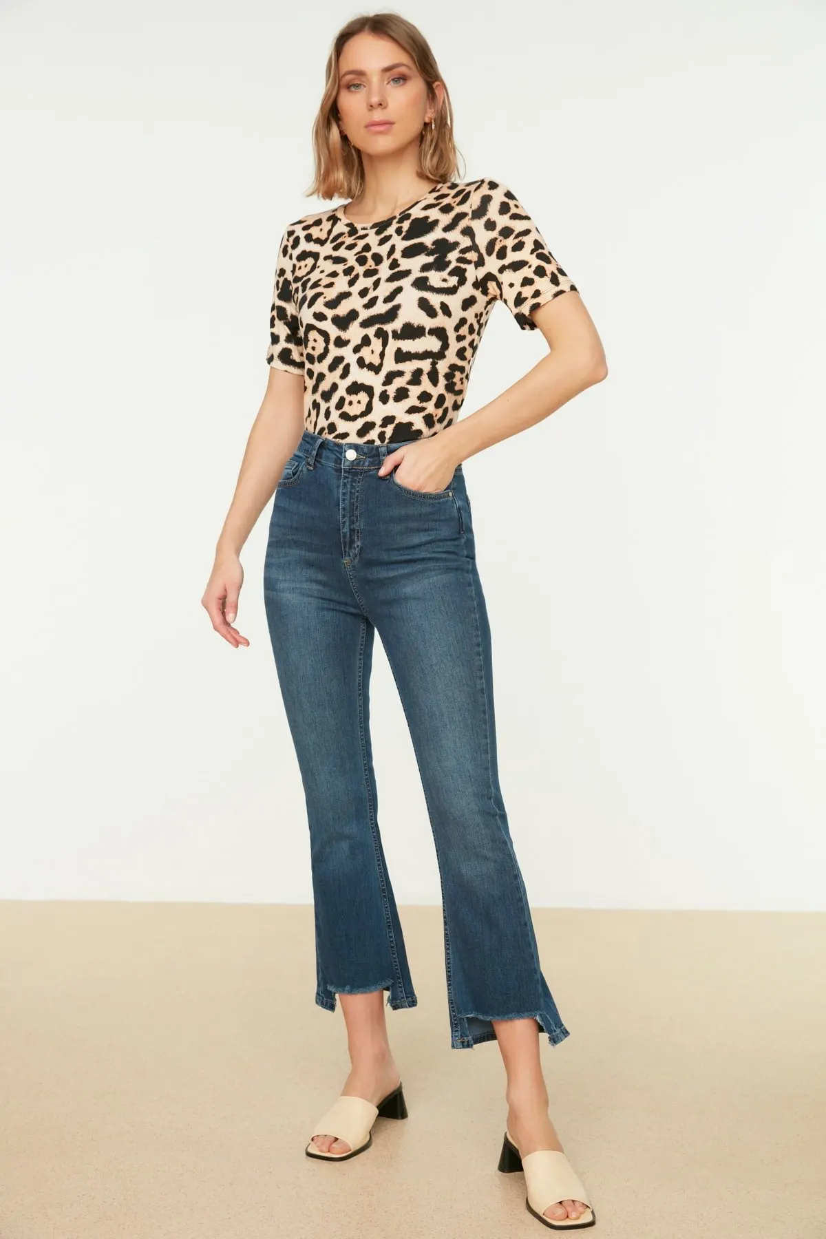 

Женские джинсы темно-синие с высокой талией и молнией