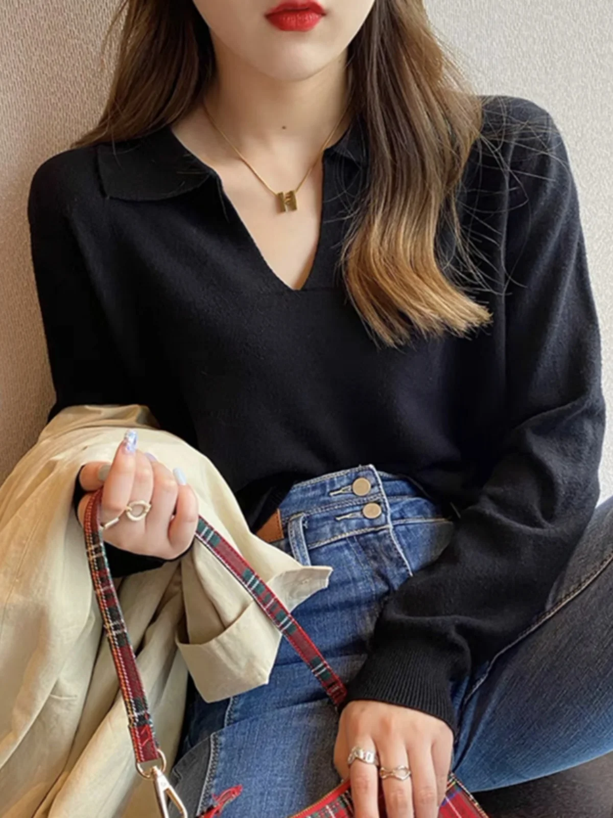 Женский пуловер с воротником-стойкой