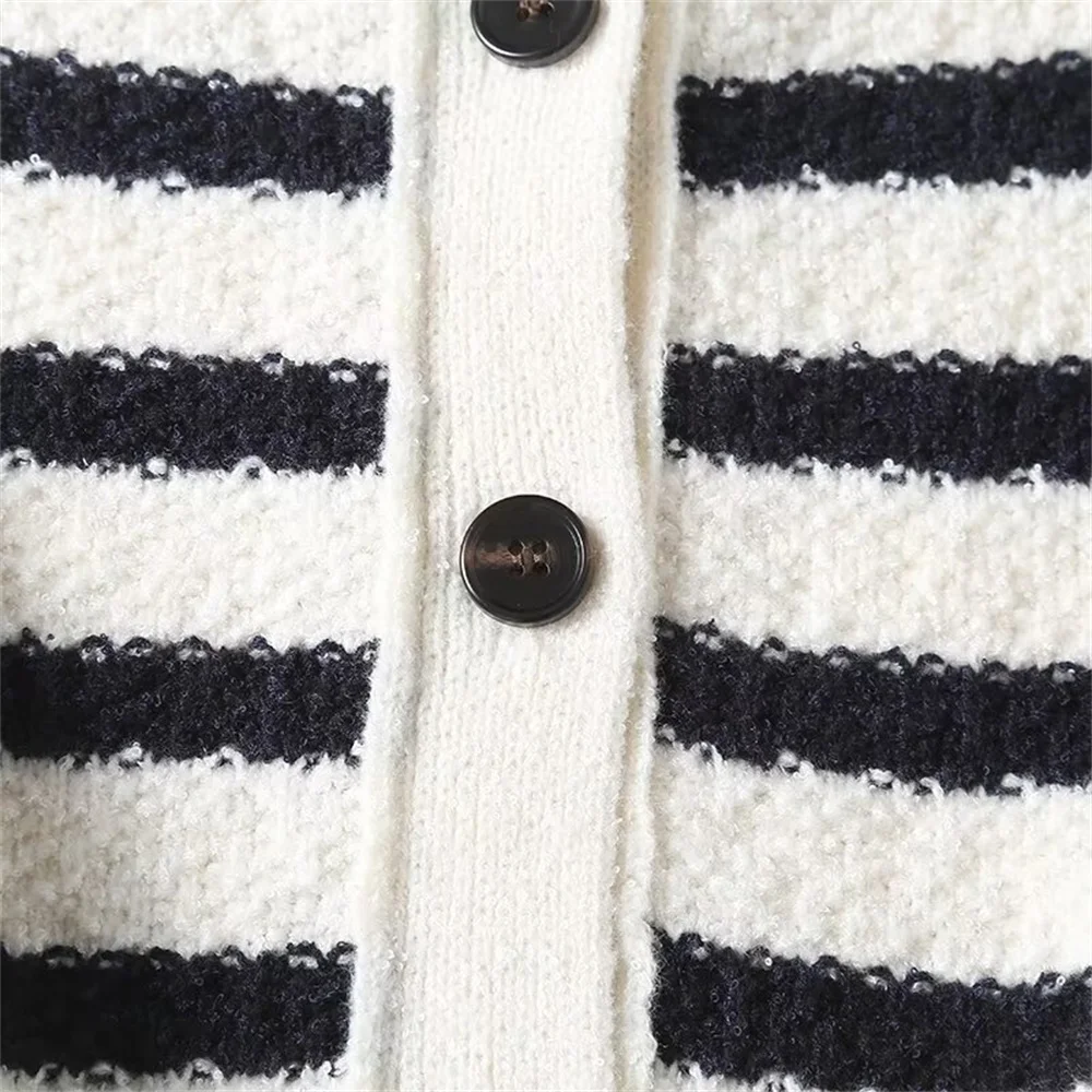 Вязаный жилет в черно-белую полоску круглый вырез однобортный шикарный топ