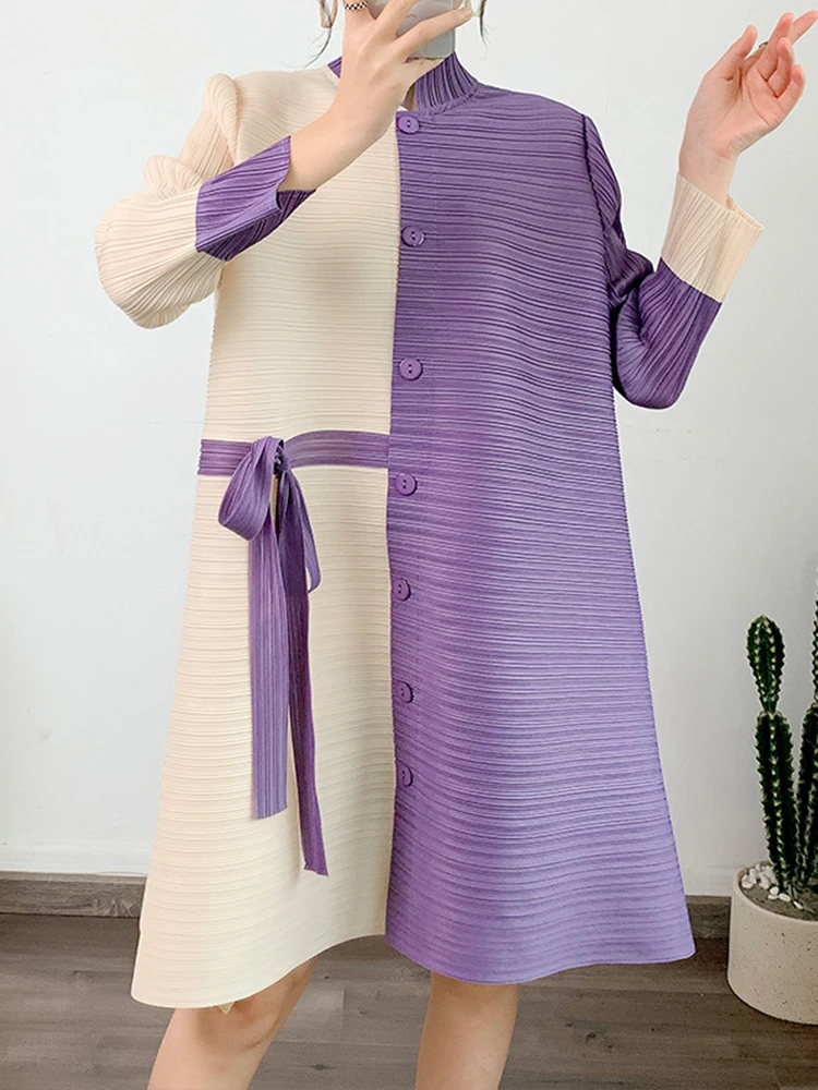 LANMREM контрастного цвета плиссированное платье с поясом воротник-стойка длинные