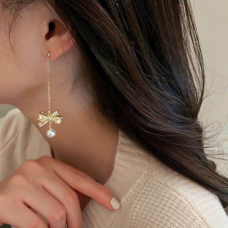 

Элегантные висячие серьги в Корейском стиле с бантом и Цирконом для женщин и девушек, простые висячие серьги-цепочки с кисточками, характер...