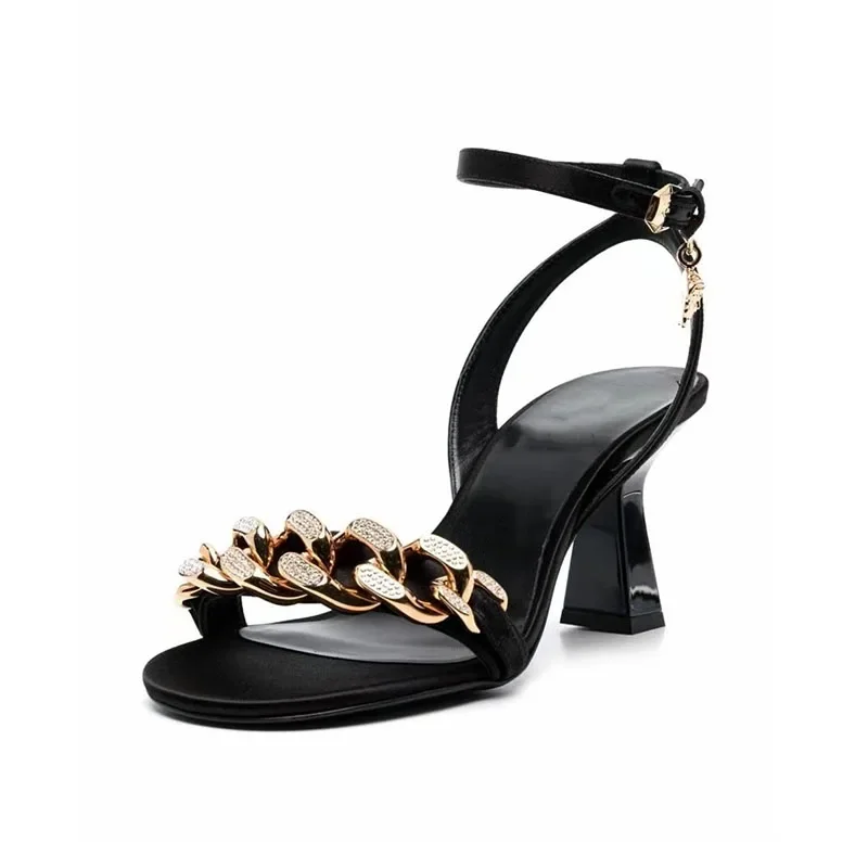 Arden Furtado 2024 летние атласные сандалии с круглым носком и открытым металлическая