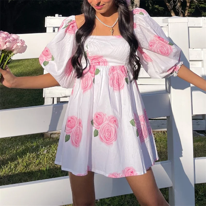 

Женское летнее короткое платье-трапеция с открытой спиной и цветочным принтом