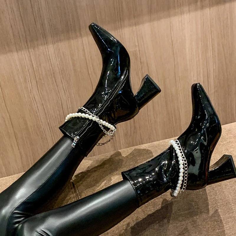 

Роскошные сапоги на массивном высоком каблуке, квадратный носок, жемчужная цепочка, женские черные лакированные кожаные сапоги до колена, мотоциклетные сапоги, стильная женская обувь