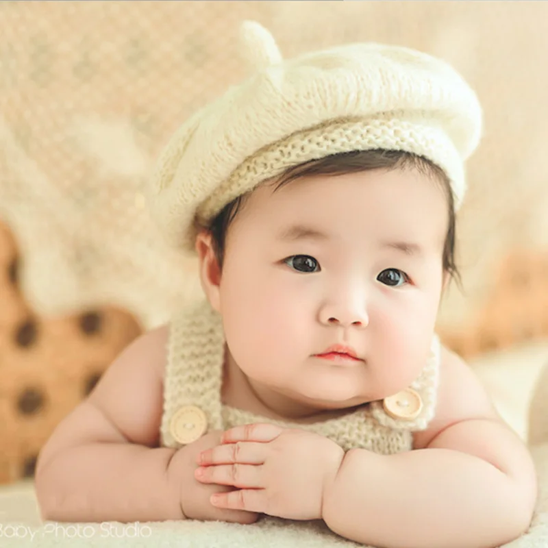 девочка в шапочке. берет для новорожденных. берет для новорожденных. берет для новорожденных. детские шапки.