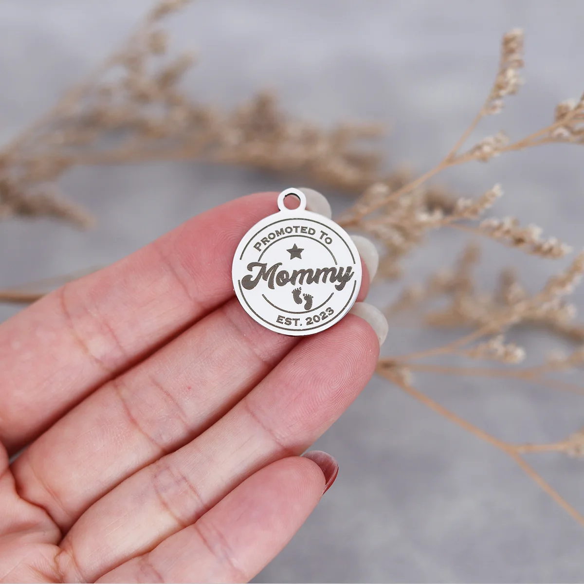 

3pcs/Lot Promoted To Mommy Est 2023 Laser Engraved Stainless Steel Charm High Polish Mirror Surface Pendants For Jewelry Diy