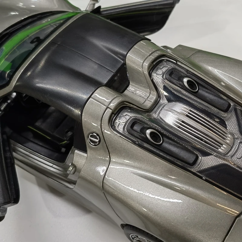 Модель литая автомобиля Welly в масштабе 1/18 модель Porsche 918 Spyder из сплава