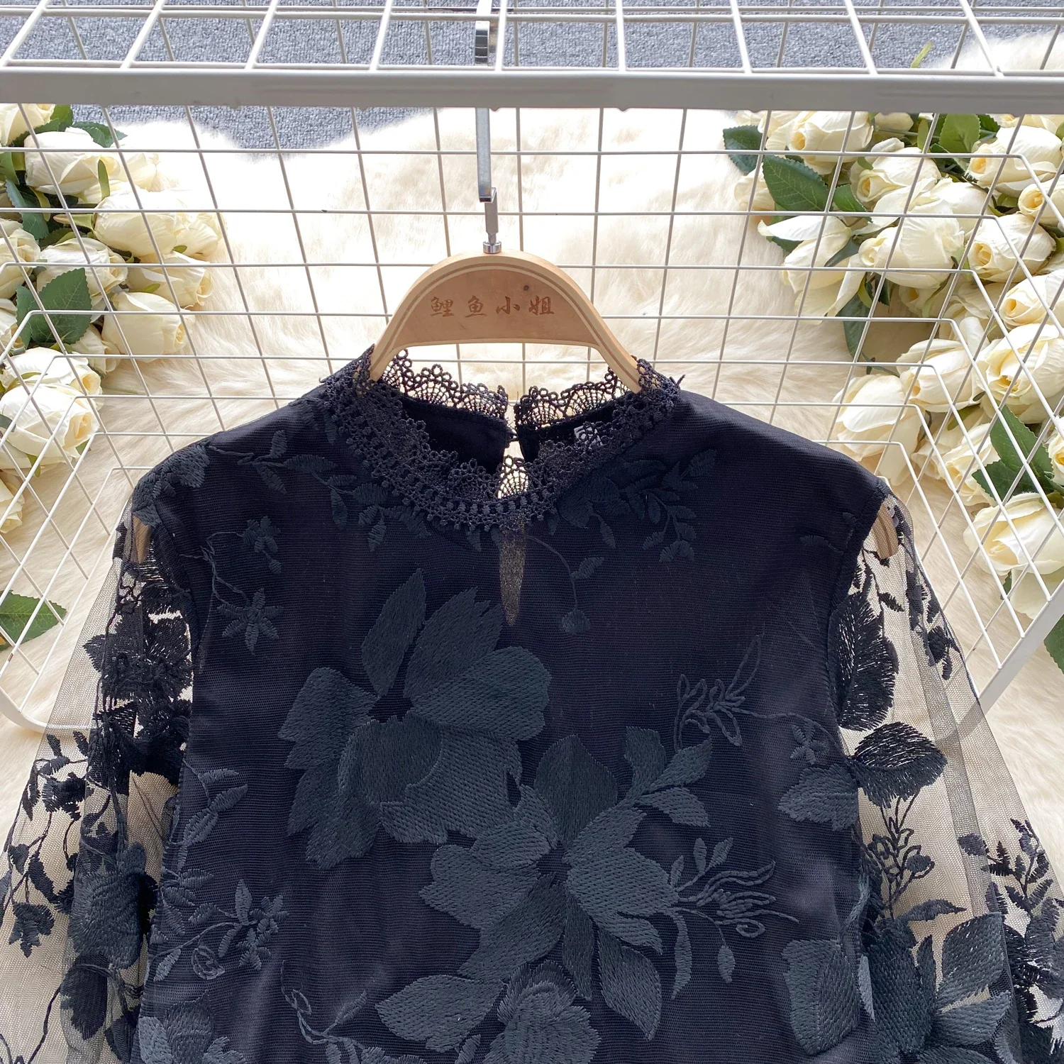 Элегантный винтажный топ с длинными пышными рукавами и воротником-стойкой