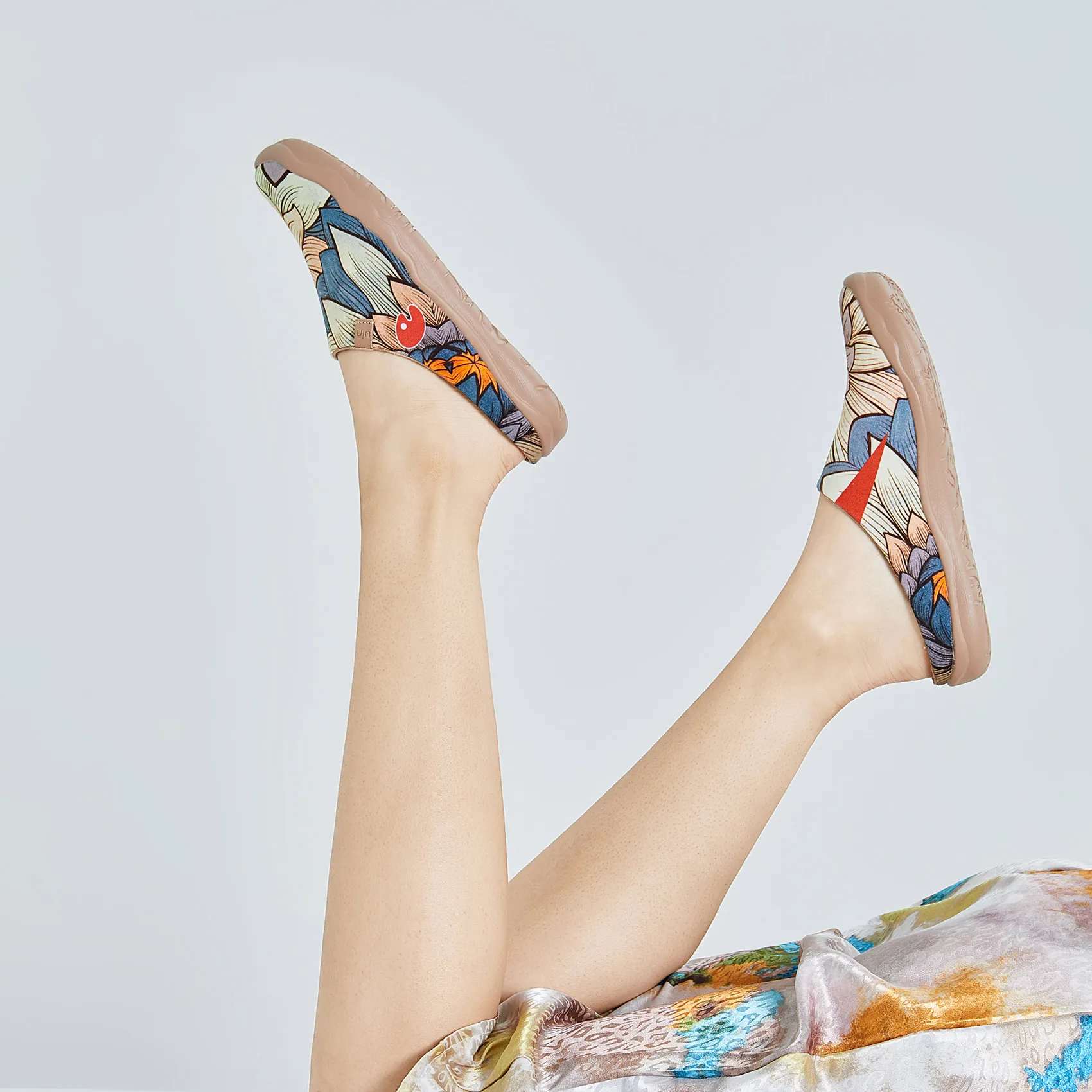 UIN Fashion Retro Japanese Style men's Shoes Sports Art Casual Canvas Sneakers Travel Shoes Art Painted men Slip-on Loafers