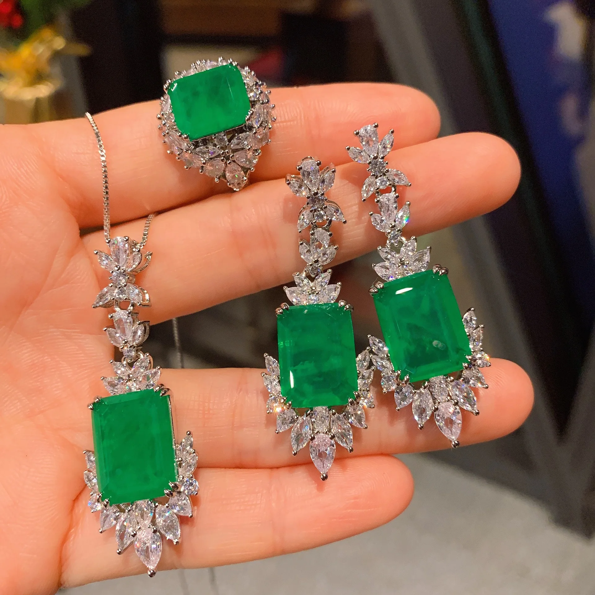 

2023 new 3-piece set of European and American simulated Emerald ring necklace earring set creative full diamond