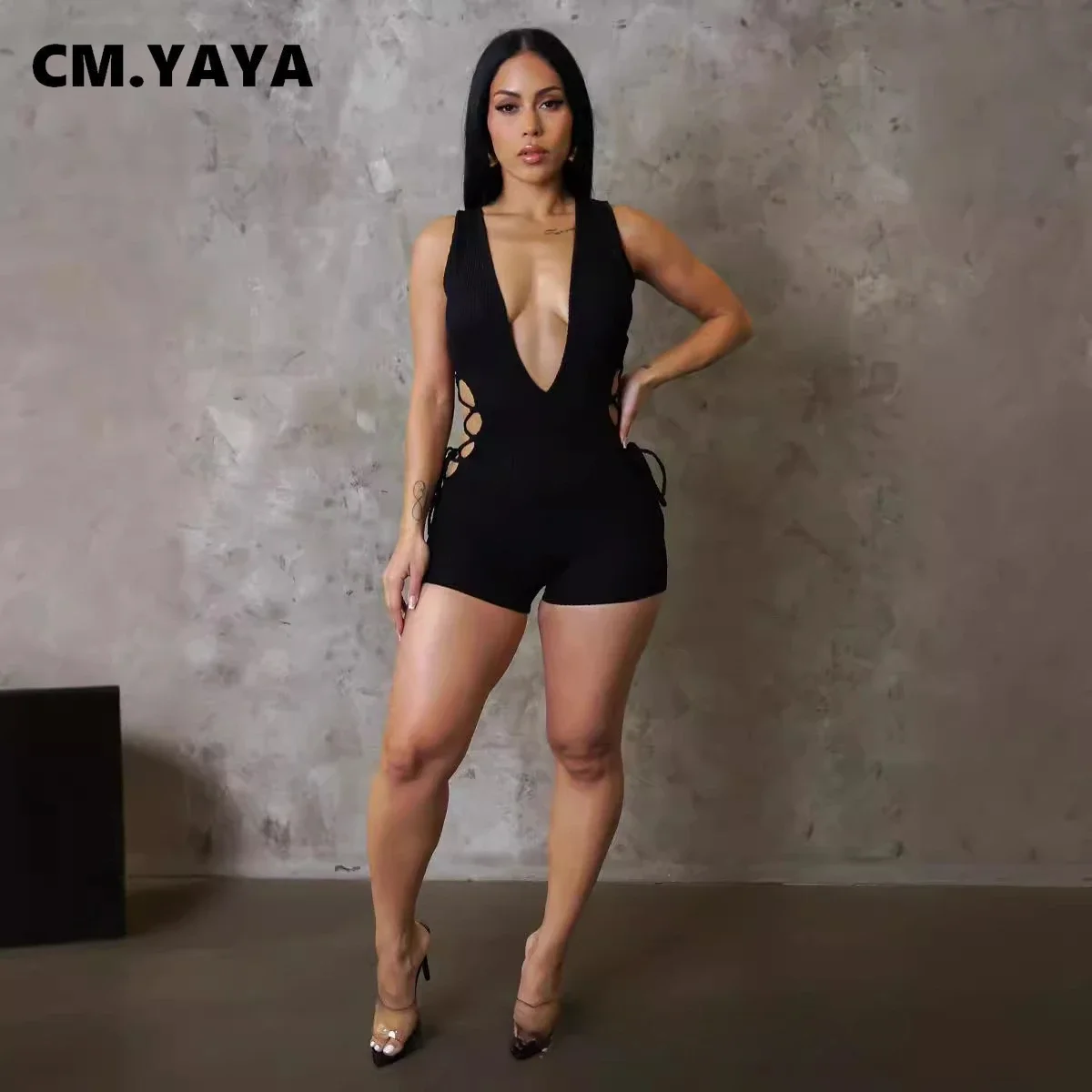 Женский трикотажный комбинезон CM.YAYA короткий без рукавов с V-образным вырезом и