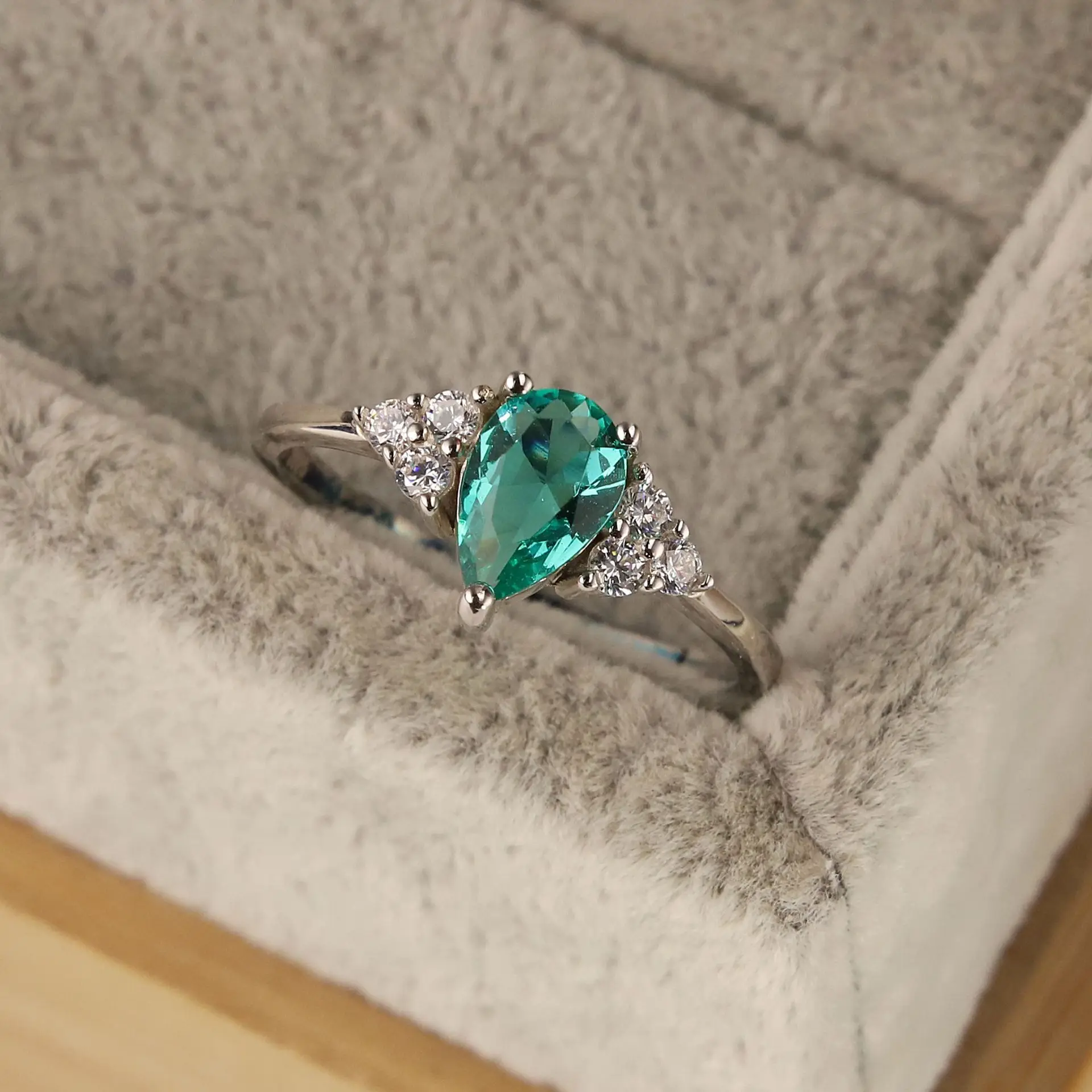 

Женское кольцо из серебра 925 пробы с изумрудом