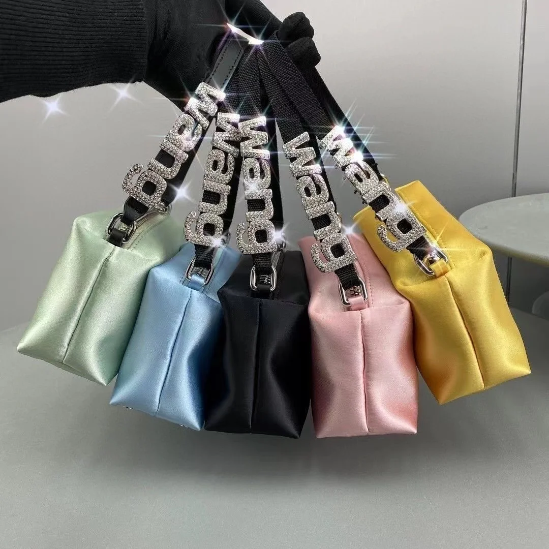 

The new king bag logo is studded with sparkly lettering Diamond Satin one-shoulder hand-held high-class small square bag