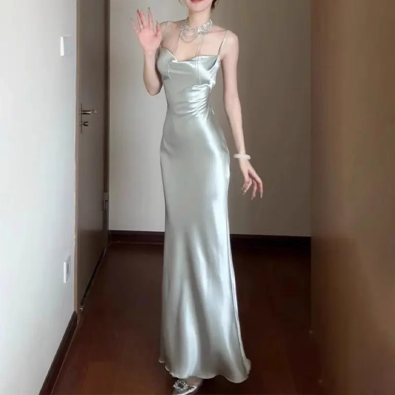 Женское атласное платье на бретельках