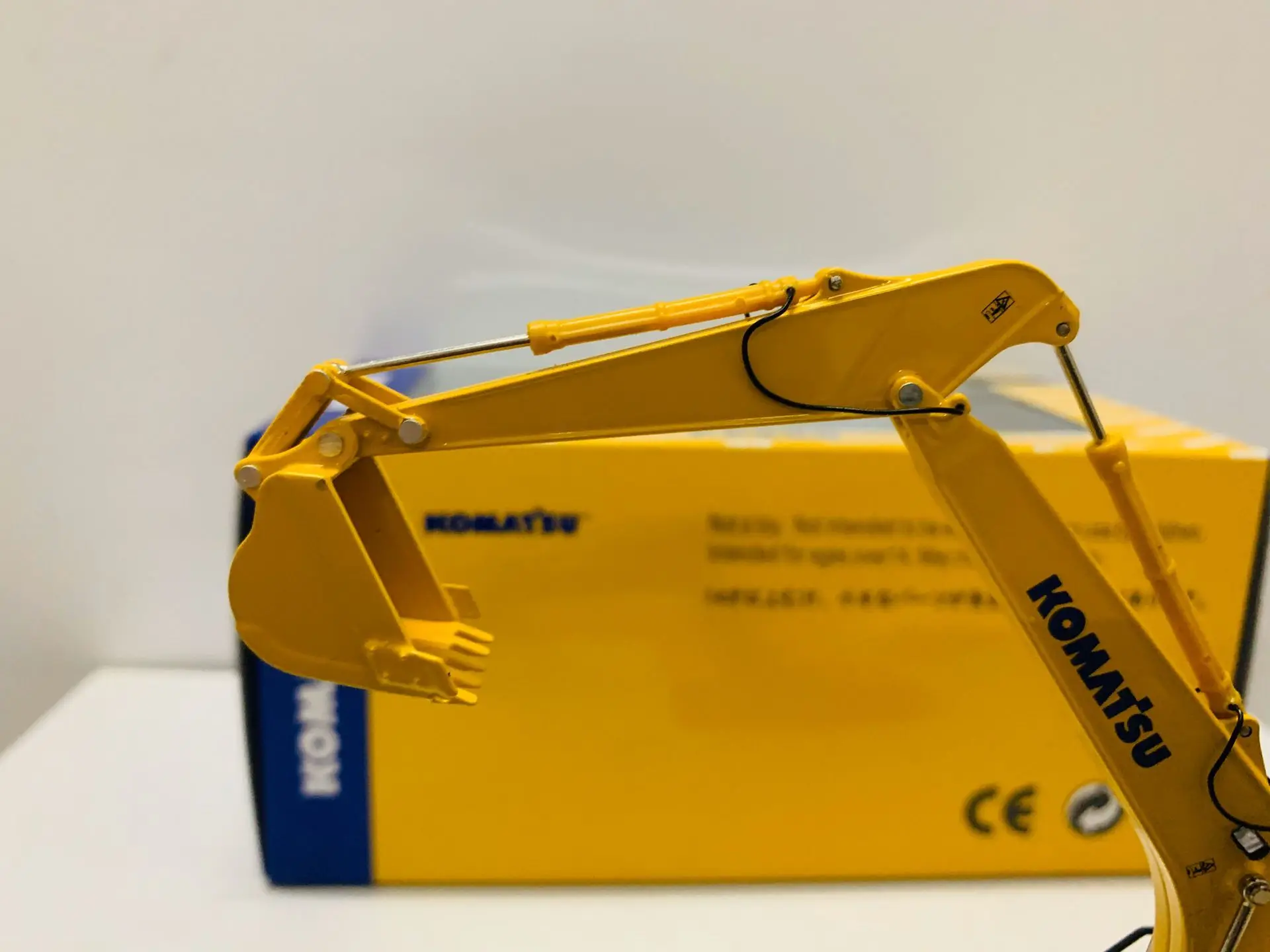 Komatsu PC220 экскаватор металлические гусеницы масштаб 1/50 литая модель новая в