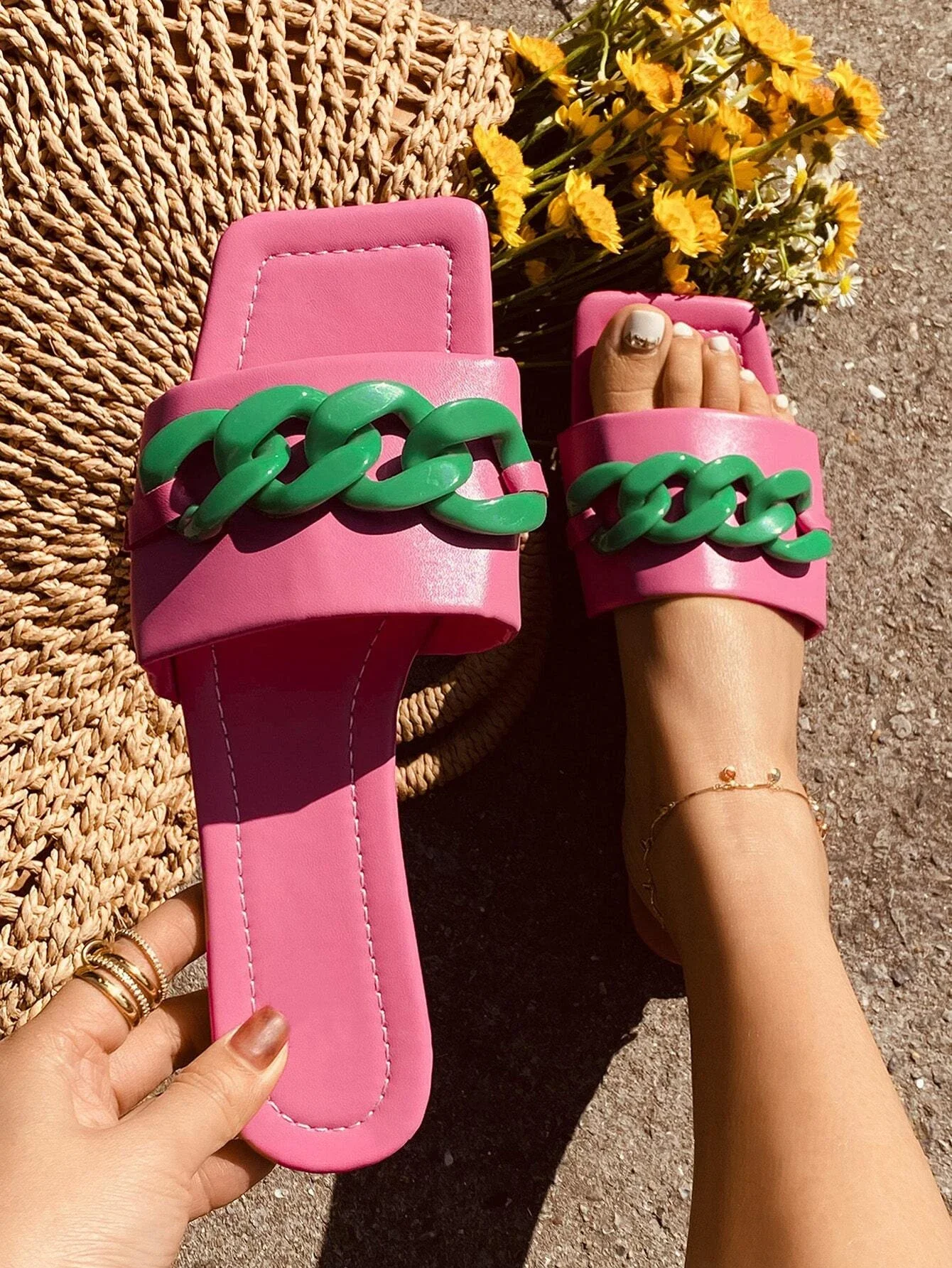 

Chain Decor Colorblock Slide Sandals