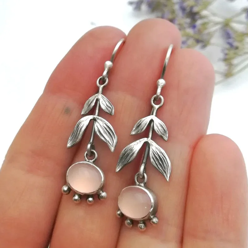 

Vintage Extra Long Metal Carved Leaf Earrings Fashion Simple Ladies Inlaid Pink Faux Moonstone Earrings