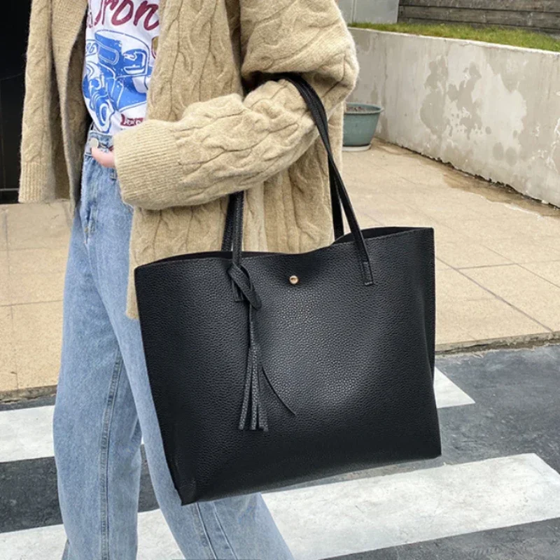 

2023 New Trend High Capacity PU Tassel Shoulder Bag Women's Outdoor Lychee Grain Crossbody Bag Large Capacity Shopping Bag